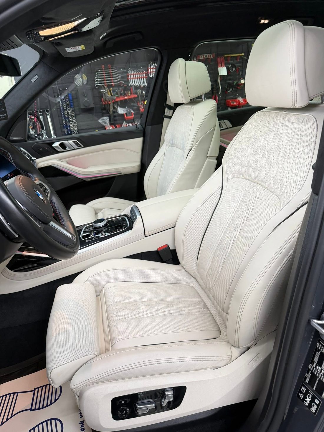 Vita skinnsäten rengjorda i en större SUV