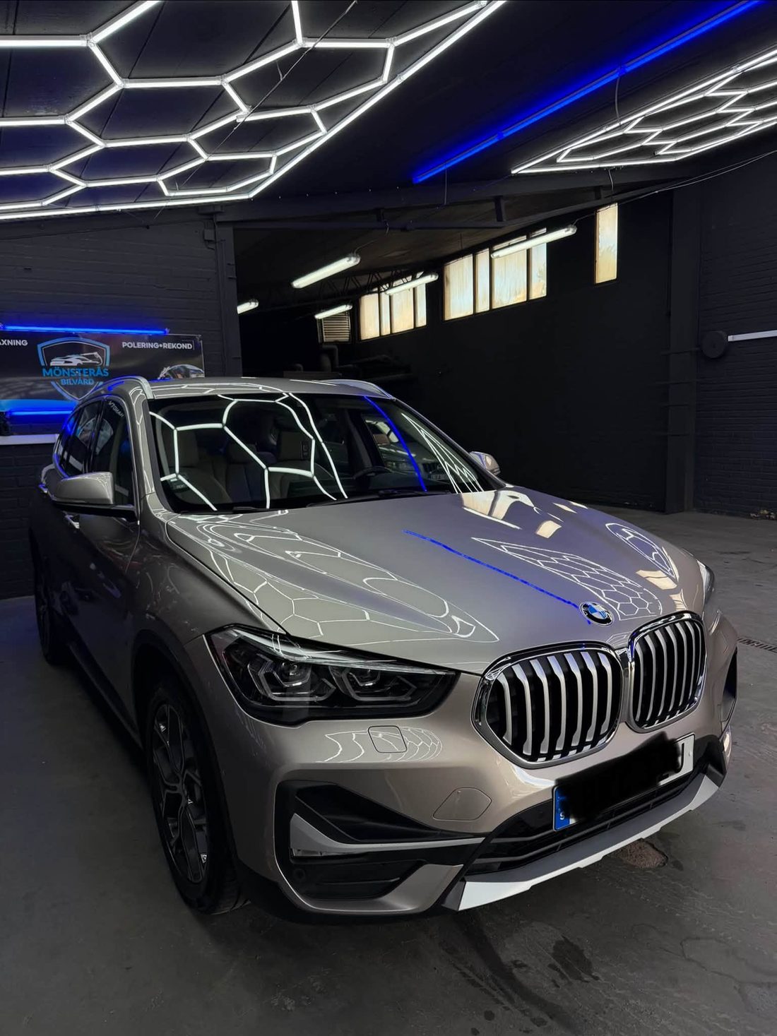 Ljus SUV under hexagonbelysningen