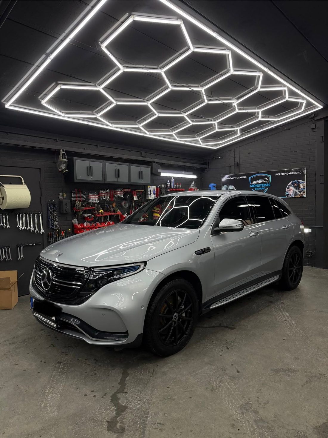 Silverfärgad SUV inne i verkstaden