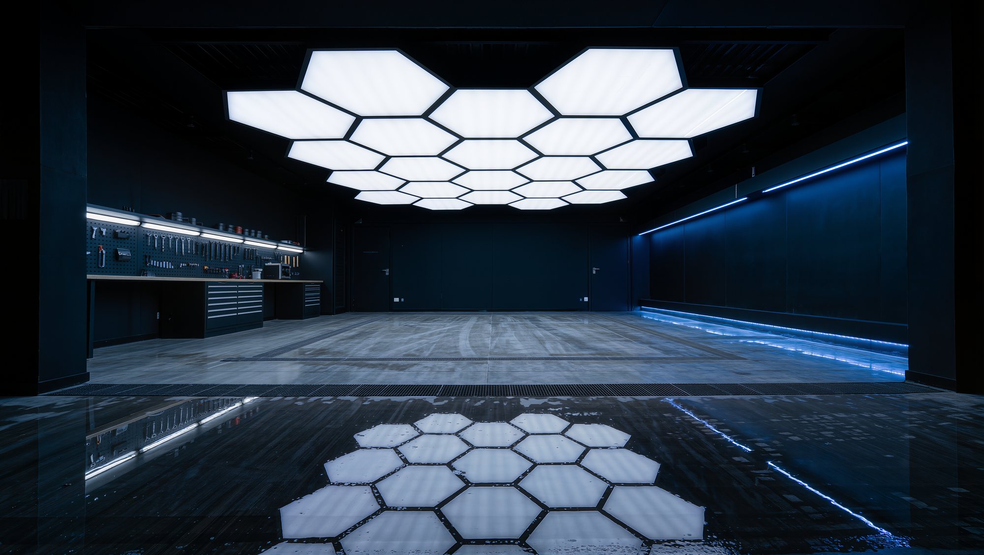 Tom detaljeringshall med hexagonbelysning som speglas i det blanka golvet